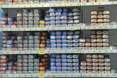 Kyiv / Ukrayna. 09 Mart 2019: Süpermarketin raflarında çeşitli katkı maddeleri içeren somon havyarı çeşitleri satıldı. Somon havyarı dükkanda. Yiyecek dükkanının raflarında havyar ezmesi. Süpermarkette konserve gıda ürünleri