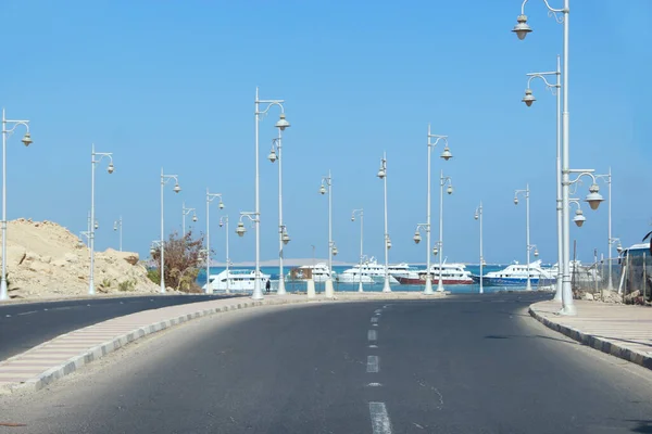 Hurghada Mesir Agustus 2018 Jalan Raya Kosong Dengan Pemandangan Laut — Stok Foto
