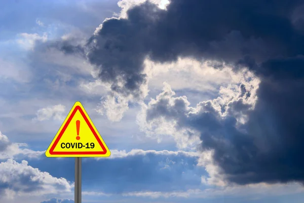 Дорожній Знак Написом Covid Коронавірус Попереджає Про Жахливу Хмару Коронавірус — стокове фото