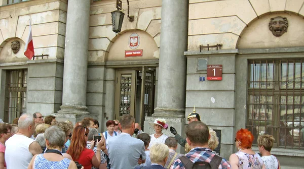 Lodz Polonia Julio 2019 Multitud Turistas Edad Avanzada Escuchando Guía — Foto de Stock