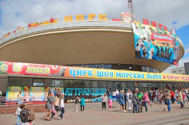 Gomel / Belarus - 20 Mayıs 2018: Gomel sirkinin mimarisi ve ana girişi. Gomel 'deki ünlü sirkteki kalabalık. Sovetskaya caddesindeki sirk binası Belarus şehri Gomel 'de. İnsanlar gösteriye gidiyor.
