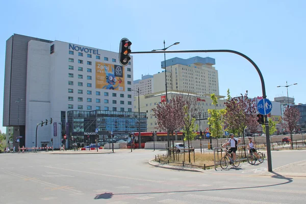 Lodz Polonia Julio 2019 Ciclistas Encrucijada Gran Calle Esperando Semáforo — Foto de Stock