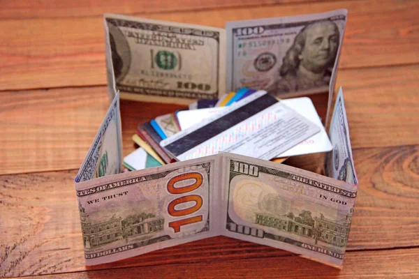 Hundra Dollar Sedlar Och Kreditkort Hög Med Kreditkort Inhägnade Dollar — Stockfoto