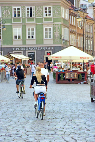 Varsovia Polonia Julio 2019 Joven Pantalones Cortos Blancos Monta Bicicleta —  Fotos de Stock