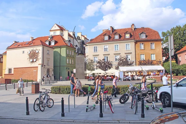 Warszawa Polska Lipca 2019 Widok Ulicę Miejską Wieloma Rowerami Rowery — Zdjęcie stockowe