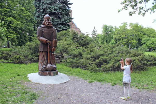 Chernihiv Ucrânia Junho 2017 Ucrânia Menina Fazendo Foto Telefone Monumento — Fotografia de Stock