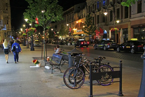 Lodz Polonia Agosto 2019 Night City Street Con Biciclette Noleggio — Foto Stock
