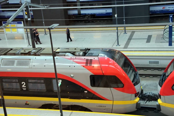 Lodz Polen Augustus 2019 Avonds Vertrekt Elektrische Trein Metro Trein — Stockfoto