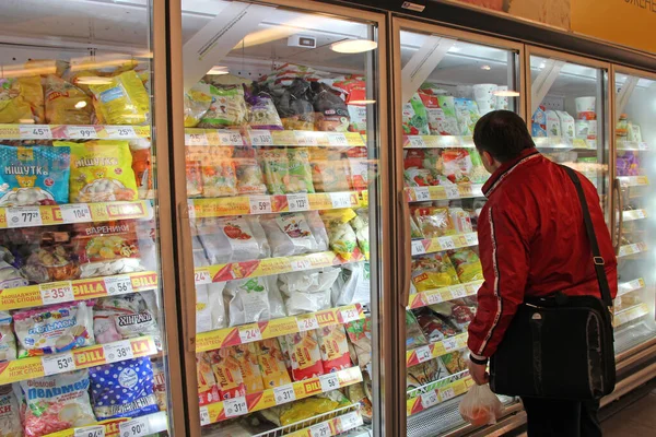 Kiev Ucrania Marzo 2019 Hombre Eligiendo Comida Refrigerador Supermercado Hombre —  Fotos de Stock