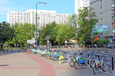 Lodz / Polonya. 18 Temmuz 2019: Birçok bisikletli şehir sokağı manzarası. Şehir ulaşımı. Kiralık bisikletler. Şehirde bisiklet kiralama işi. Şehir bisikleti kiralama. Lodz Piotrkowska caddesinin merkez caddesi. İnsanlar bisiklet kiralar.