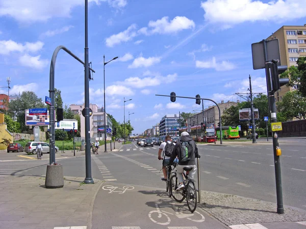 Lodz Polónia Julho 2019 Ciclistas Encruzilhada Rua Grande Espera Semáforo — Fotografia de Stock