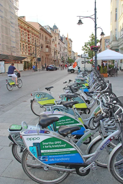 Lodz Polónia Julho 2019 Vista Rua Cidade Com Muitas Bicicletas — Fotografia de Stock