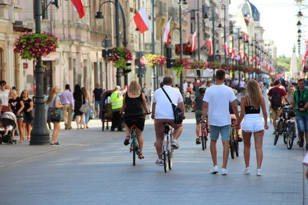 Лодзь Польща Липня 2019 Люди Ходять Їздять Велосипедах Місту Туристи — стокове фото