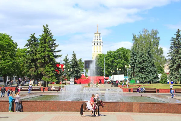 Gomel Bělorusko Května 2018 Lidé Jaře Odpočinou Městském Parku Fontánami — Stock fotografie