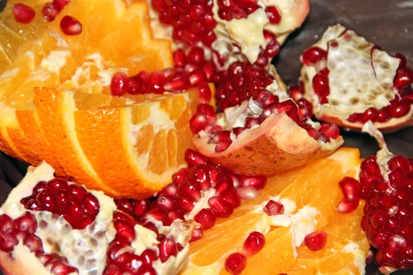 Fatias Laranja Fatiadas Rompido Romã Madura Perto Segmentos Laranja Sementes — Fotografia de Stock