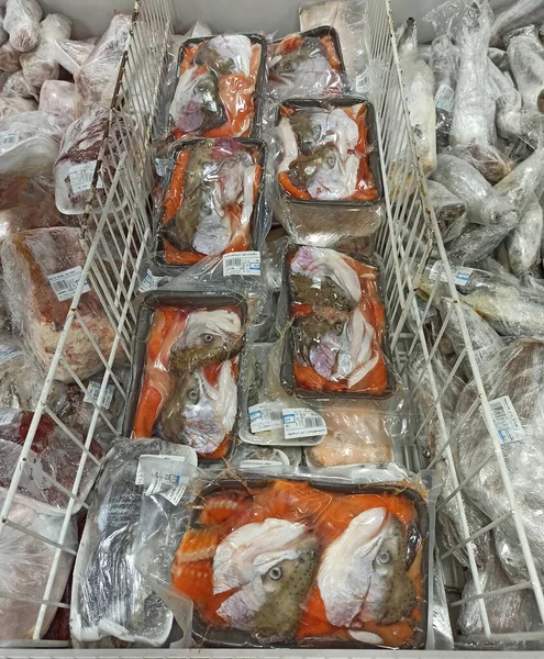 Jogo Sopa Cabeças Salmão Refrigerador Supermercado Frutos Mar Congelados Venda — Fotografia de Stock