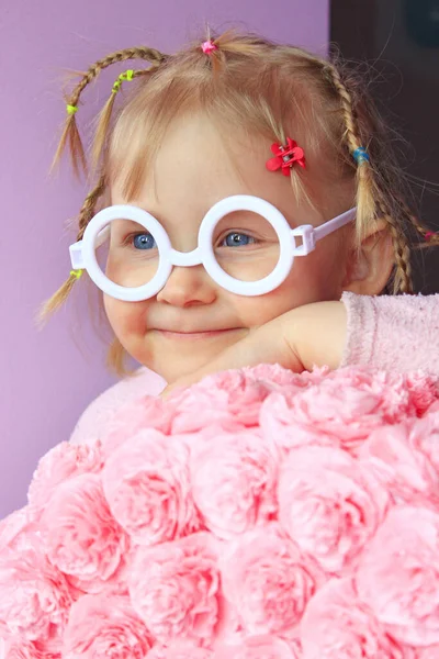 Menina Copos Plástico Sorrir Perto Flores Papel Feitas Papel Mache — Fotografia de Stock