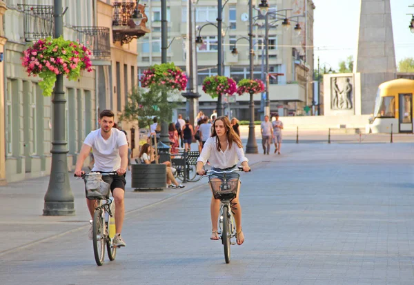 Лодзь Польща Червня 2019 Велосипедисти Їздять Велосипедах Вулиці Лодзі Люди — стокове фото