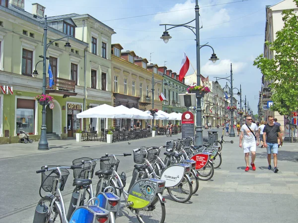 Lodz ポーランド 2019年6月18日 自転車の多い街の景色 都市交通 レンタル用自転車の行 市内の自転車レンタル シティバイクレンタル 市内を旅行するためのバスケット付き公共のレンタル自転車 — ストック写真