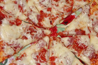 Lezzetli malzemelerle birlikte taze iştah açıcı pizzalar. Fast food pişirdim. Fast food yemeği. Pizzacıda yemek