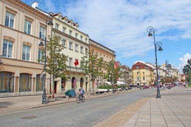 Lodz / Polonya. 18 Haziran 2019: Polonya 'nın Varşova kentinde modern mimari. Polonya 'nın başkenti Varşova' da bir sokak. Polonya 'nın başkenti Varşova' da modern mimari ve sokak