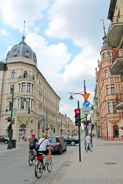 Łódź Polska Sierpnia 2019 Pracowita Ulica Pieszymi Rowerzystami Łodzi Piękna — Zdjęcie stockowe