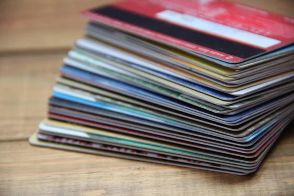 Különböző Hitelkártyák Tömkelege Záródik Egy Halom Visa Mastercard Hitelkártya Közel — Stock Fotó