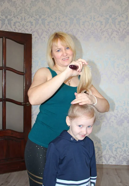 Mother Combing Daughter Quarantine Mom Making Her Daughter Hairstyle Fashion — Stock Photo, Image