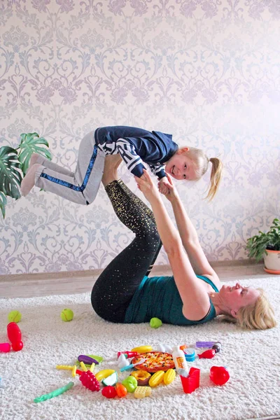 Mother Daughter Having Fun Carpet Room Quarantine Due Coronavirus Coronavirus — Stock Photo, Image