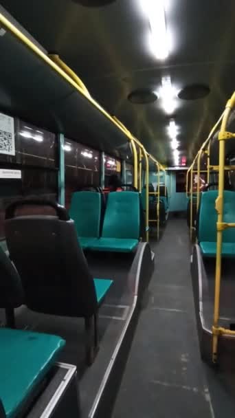 Coronavirüs Nedeniyle Karantina Sırasında Şehir Boyunca Giden Boş Tramvay Otobüsü — Stok video