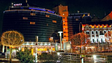 Kyiv / Ukrayna. 09 Mart 2019, yanan fenerlerle dolu bir gece sokağı. Gece Kyiv Caddesi. Gece şehrin ışıkları. Gece şehrin ışıkları. Kyiv Caddesi 'nin Panorama' sı gece ışıklarıyla aydınlanıyor. Geceleri Kyiv. Şehir gece lambası