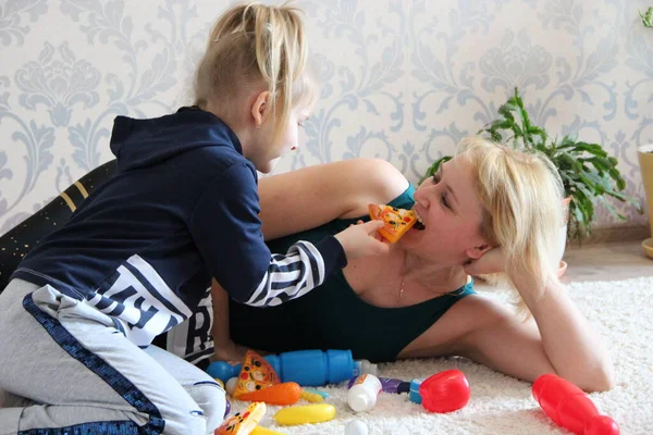 Anne Kızı Coronavirus Yüzünden Karantina Sırasında Halıda Eğleniyorlar Coronavirus Karantina — Stok fotoğraf