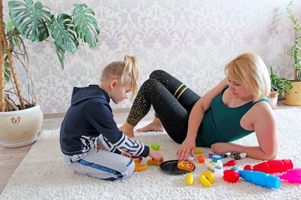 Mother Daughter Play Toys Carpet Room Quarantine Due Coronavirus Coronavirus — Stock Photo, Image