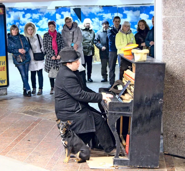 Kyiv Ukraine March 2019 Homeless Man Playing Piano Street Stray — Stock Photo, Image