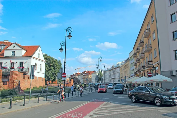 Lodz 2019年7月18日 波兰华沙的现代建筑 在波兰首都华沙繁忙的交通 波兰首都华沙的现代建筑和街道 — 图库照片