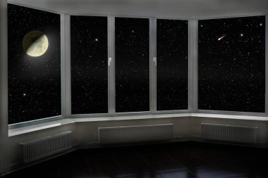 Pencereden gece gökyüzüne yıldızlarla ve parlayan ayla bak. Ay ve karanlık gece gökyüzü manzaralı bir pencere. Kapalı pencereden görünen yıldızlar ve ay. Parlak ay pencereden karanlık bir odayı aydınlatır.