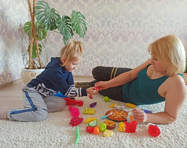Μητέρα Και Κόρη Παίζουν Παιχνίδια Στο Χαλί Στο Δωμάτιο Κατά — Φωτογραφία Αρχείου