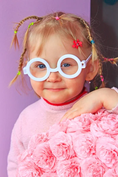 サングラスをかけた少女の肖像画 女の子は笑ってる ファッションの子 人間の表情 白いサングラスをかけた少女のスタジオ撮影 スタジオポートレートの可愛いです赤ちゃん女の子 — ストック写真