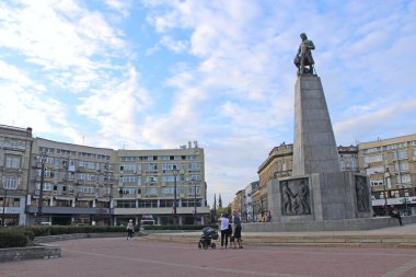 Lodz / Polonya. 03 Ağustos 2019: Lodz 'daki Tadeusz Kosciuszko anıtı. Polonya ulusal kahramanı ve askeri lideri Tadeusz Kosciuszko 'nun anıtı. İnsanların Tadeusz Kosciuszko anıtının yanında yürüyüşleri var