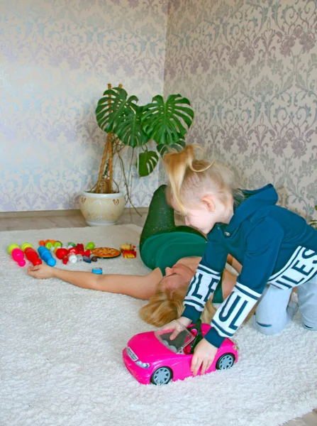 Μητέρα Και Κόρη Παίζουν Παιχνίδια Στο Χαλί Στο Δωμάτιο Κατά — Φωτογραφία Αρχείου
