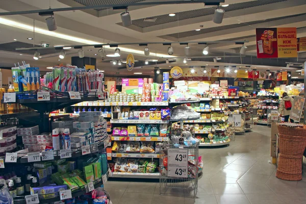 乌克兰 2019年3月9日 各种商品在超级市场上销售 超级市场上销售的产品 出售的粮食和消费品 — 图库照片