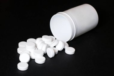 Beyaz hap, ilaçlar, blach arka plan üzerinde