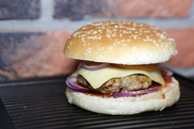 sığır eti ile ev yapımı hamburger