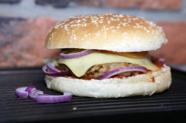 sığır eti ile ev yapımı hamburger