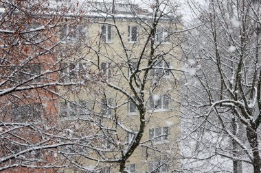 Kentsel şehir kar telaş sırasında. Kış arka plan.