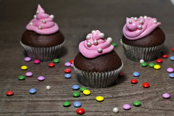 Choklad muffins med jordgubbar grädde — Stockfoto