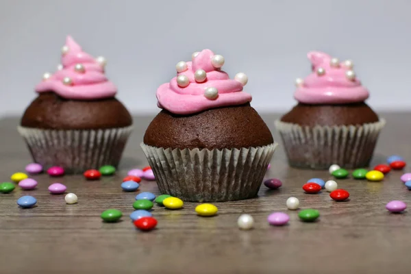 Schokoladen-Cupcakes mit Erdbeercreme — Stockfoto