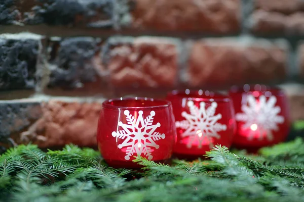 Drie kaarsen met witte sneeuwvlokken. — Stockfoto