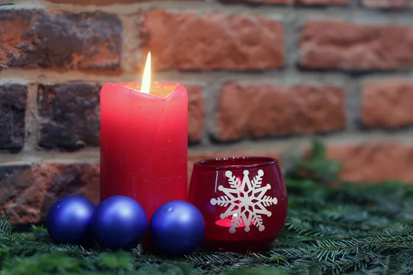 Rode kaarsen met blauwe bal met kerst — Stockfoto