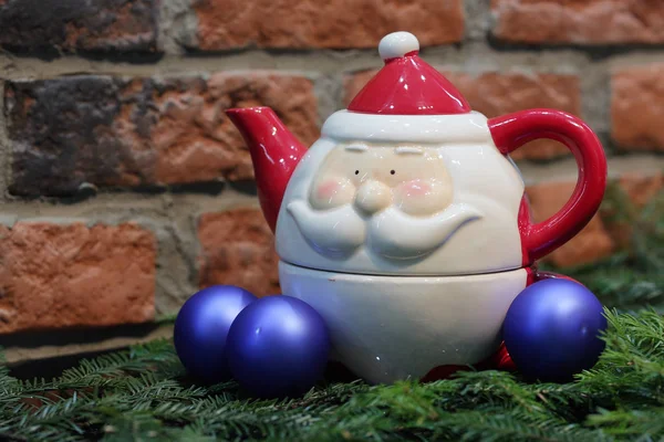 Rode kaars, blauwe kerstballen en Santa Claus theepot — Stockfoto
